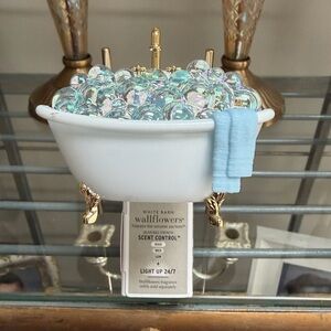 Bath and Body Works Wallflower Plug Claw Bathtub/Bubbles with Gold Accents NWT